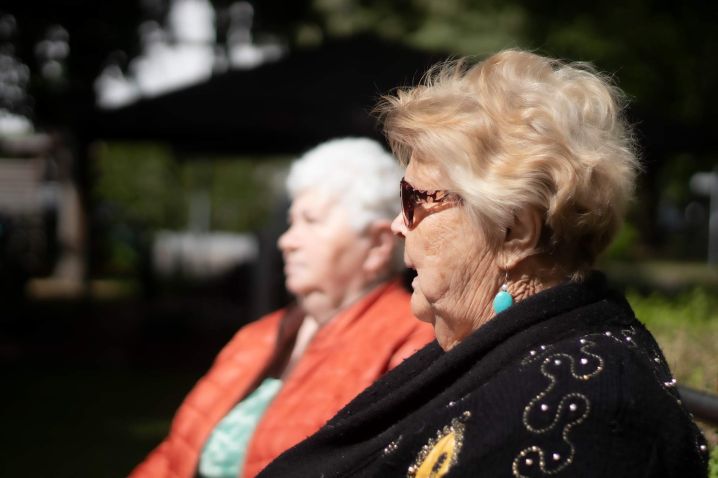 Bild mit Bewohnerinnen im Park